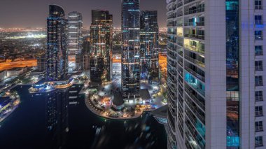 Dubai çok amaçlı emtia merkezinin bir parçası olan JLT hava sahasındaki uzun konut binaları. Kulelerde çok balkon var.
