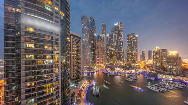 Dubai Marina Arranha Céus Mais Altos Com Janelas Brilhantes Iates — Fotografia de Stock