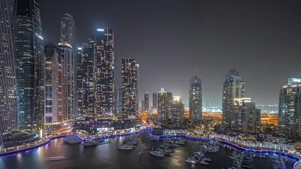 全景展示了迪拜码头最高的摩天大楼和游艇在港口的空中夜晚 查看阿联酋的公寓楼 酒店和办公大楼 现代住宅发展 — 图库照片