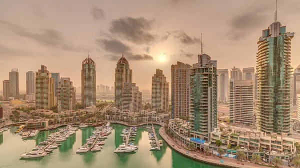 Сонячний Підйом Над Туристичним Районом Дубай Марина Хмарочосами Вежами Навколо — стокове фото