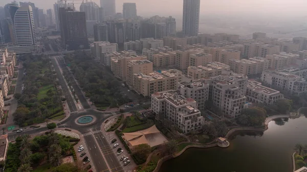 Barsha Heights Bölgesindeki Gökdelenler Gündoğumunda Greenens Bölgesindeki Alçak Binalar Dubai — Stok fotoğraf
