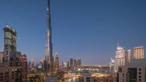 迪拜市中心全景全景城市景观 高耸的摩天大楼围绕着从天到夜的过渡 新塔楼及繁忙道路的建筑工地 交通繁忙 — 图库照片