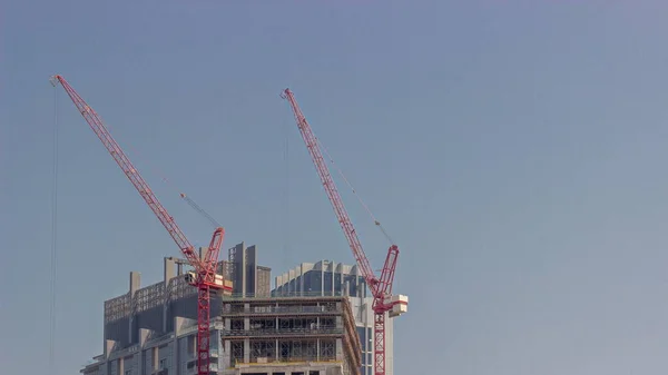 Zwei Kräne Arbeiten Auf Der Baustelle Des Neuen Wolkenkratzers Hochhausturm — Stockfoto
