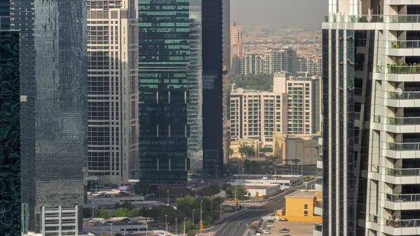Jlt区空中的高楼是迪拜多商品中心混合用途区的一部分 道路上的交通 — 图库照片