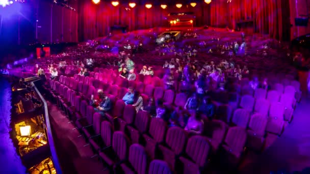 Espectadores Reúnem Auditório Assistem Show Timelapse Teatro Grande Salão Com — Vídeo de Stock