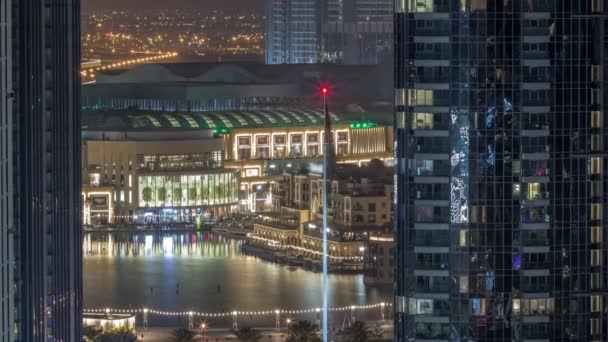 阿联酋城市市区迪拜喷泉的空中景观 在购物中心旁边停放着棕榈和国旗 整晚都在向南飞去 从上面看到两栋摩天大楼之间 灯都关掉了 — 图库视频影像