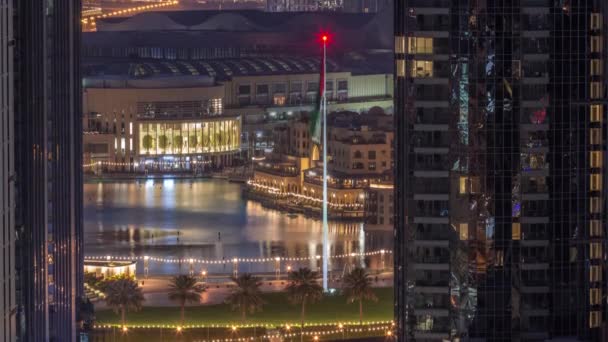 阿联酋城市市区迪拜喷泉的空中景观 购物中心旁边停放着棕榈和国旗 夜以继日的过渡时间过去了 在日出前从上面看到两座摩天大楼之间 — 图库视频影像