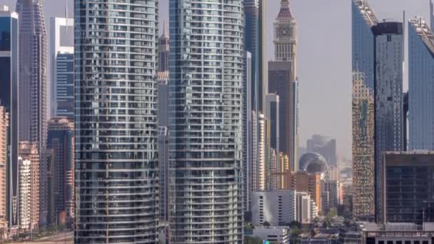 迪拜国际金融区空中飞行时间 市中心附近有宾馆和博物馆的摩天大楼 大清早 商业大厦及写字楼的长影映衬下的近景 — 图库视频影像