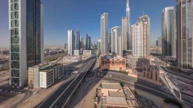 Dubai şehir merkezinin havadan panoramik görüntüsü birçok zaman kulesi var. Gölgeler akşam çok hızlı hareket ediyor. Akıllı şehir şehrindeki iş alanı. Gökdelen ve yüksek binalar yukarıdan, BAE.