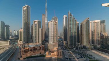 Dubai şehir merkezinin gökyüzü görüntüsü, bir çok kulenin zaman çizelgesi var. Akıllı şehir şehrindeki iş alanı. Güneş günbatımında gökdelenlerden ve yüksek binalardan yansıyor..
