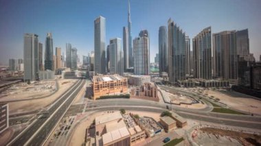 Dubai şehir merkezinin gökyüzü görüntüsü. Gün boyunca birçok kule zaman tüneli panoraması var. Akıllı şehir şehrindeki iş alanı. Gökdelen ve yüksek binalar üzerinde hareket eden gölgeler, BAE.