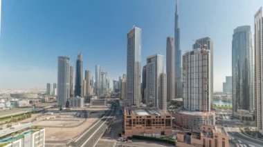 Panorama Dubai şehir merkezi ve Business Bay ufuk çizgisini birçok zaman kulesiyle gösteriyor. Akıllı şehir şehrindeki iş alanı. Gökdelen ve yüksek binalar yukarıdan, BAE.