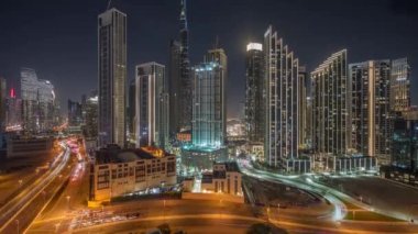Işık gösterisi sırasında Dubai şehir merkezinin gökyüzü görüntüsü ve birçok ışıklandırılmış kule gece zaman çizelgesi. Akıllı şehir şehrindeki iş alanı. Gökdelen ve yüksek binalar yukarıdan, BAE.