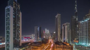 Dubai şehir merkezinin gökyüzü manzarası gece vakti en yüksek aydınlatma kuleleri ile birlikte. Akıllı şehir şehrindeki iş alanı. Gökdelen ve yüksek binalar yukarıdan, BAE.