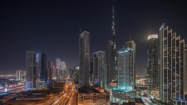 俯瞰迪拜下城和商业区天际线的全景 有许多明亮的塔楼 夜幕低垂 智能城市的奢华区域 从上面看摩天大楼和高楼 — 图库视频影像