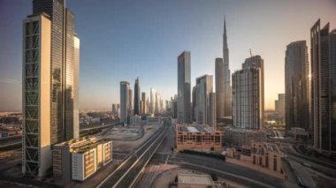 Gün doğarken Dubai şehir merkezinin gökyüzü manzarası. Uzun kulelerin gölgeleriyle birlikte. Akıllı şehir şehrindeki iş alanı. Gökdelenler ve yüksek binalar yukarıdan, BAE.