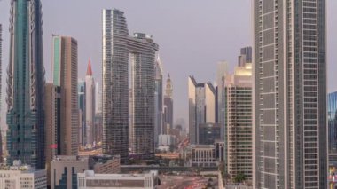 Günbatımından sonra Dubai şehir merkezinde ve finans bölgesinde caddelerde trafik olan fütürist kuleler ve gökdelenler. Şehir silueti gökyüzü günden geceye geçiş zamanı yukarıdan