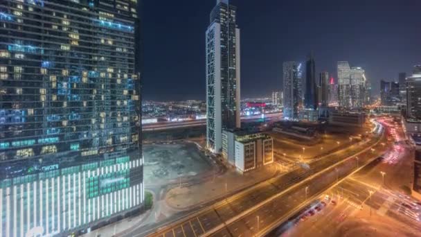 Futurystyczne Wieże Oświetlone Panoramy Wieżowców Ruchem Ulicznym Dubaju Śródmieście Dzielnicy — Wideo stockowe