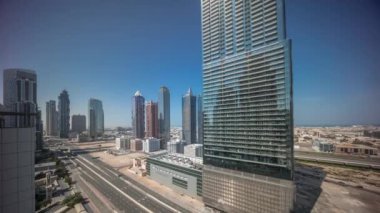 Modern mimari panoramik zaman çizelgesi olan Business Bay District Skyline. Ana karayolu yakınlarındaki Dubai gökdelenlerinin ve kulelerinin havadan görüntüsü. Yol ayrımında trafik