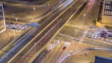 Yoğun yol kesişiminin ve Dubai 'deki trafik kavşaklarının hava görüntüsü. Trafik sıkışıklığından kaçınmak için kavşak ve otoyolların modern inşaat tasarımı. Sürücü arabaları