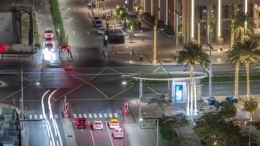 Yoğun yol kesişiminin ve Dubai 'deki trafik kavşaklarının hava görüntüsü. Trafik sıkışıklığından kaçınmak için kavşak ve caddelerin modern inşaat tasarımı. Sürücü arabaları