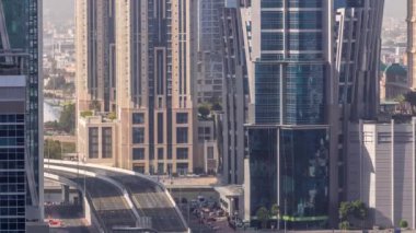 Yoğun yol kesişiminin ve Dubai 'deki kavşakların üst hava görüntüsü. Trafik sıkışıklığından kaçınmak için kavşak ve otoyolların modern inşaat tasarımı. İş sahasındaki gökdelenlerin yakınında araba sürmek