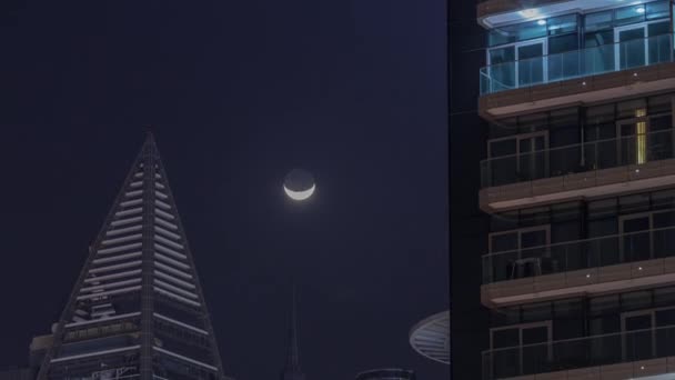 迪拜时间的流逝 新月正在摩天大楼后面落下 都市夜景壮丽 塔顶的空中景观 窗户上有灯光 商业湾区 — 图库视频影像