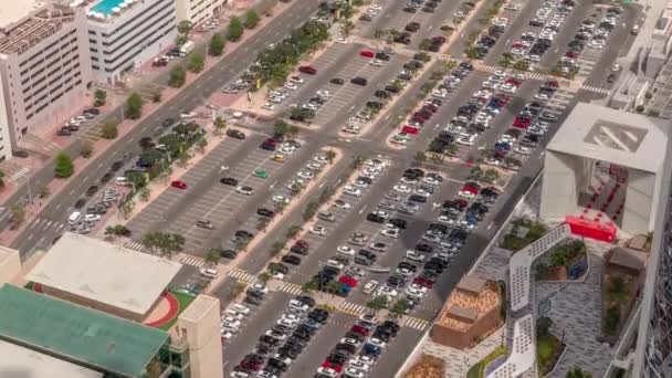 Luftaufnahme Von Vielen Bunten Autos Auf Dem Parkplatz Mit Linien — Stockvideo
