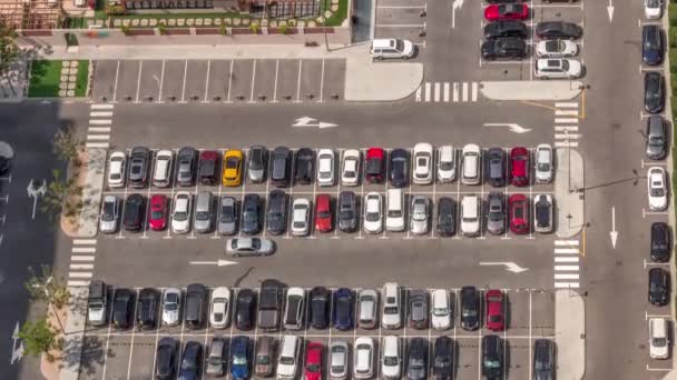 Luchtfoto Van Vele Kleurrijke Auto Geparkeerd Parkeerplaats Met Lijnen Markeringen — Stockvideo