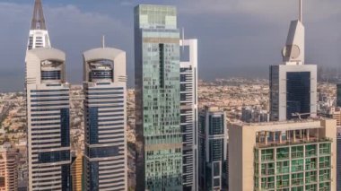 Dubai 'deki Sheikh Zayed Yolu' ndaki yüksek binaların Skyline görüntüsü. Uluslararası Finans Merkezi 'ndeki gökdelenler yukarıdan finans merkezi ve arkasında villalar