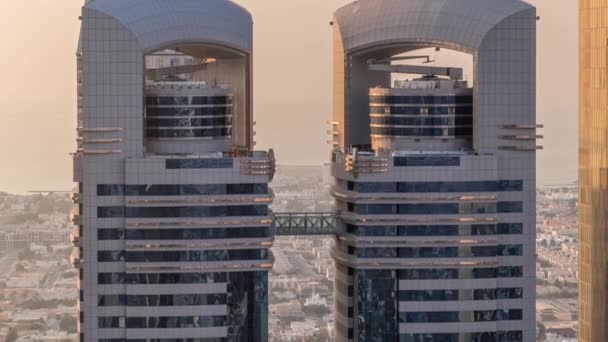 ドバイの空路 アラブ首長国連邦のシェイク ザイド ロードの高層ビルの眺めをお楽しみください スカイスクレーパーは 日没時に上記から国際金融センターの金融中心地でトップ — ストック動画