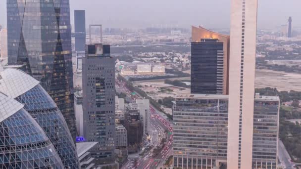 Ουράνια Άποψη Των Πολυώροφων Κτιρίων Πολυσύχναστο Δρόμο Στο Ντουμπάι Εναέρια — Αρχείο Βίντεο