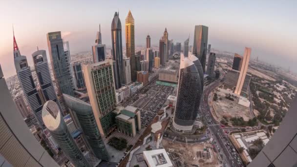 迪拜谢赫扎耶德路高楼的天际线全景 从天到夜的过渡时间 阿联酋 从上往下照亮的国际金融中心摩天大楼 — 图库视频影像