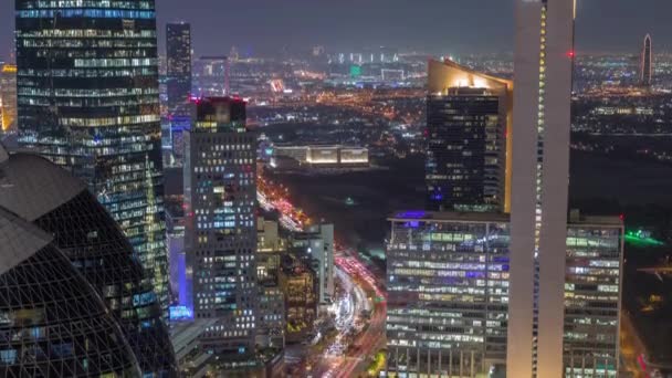 位于迪拜繁忙道路上的摩天大楼的天际线视图 阿联酋 空中夜间时间 国际金融中心从上往下明亮的写字楼 — 图库视频影像