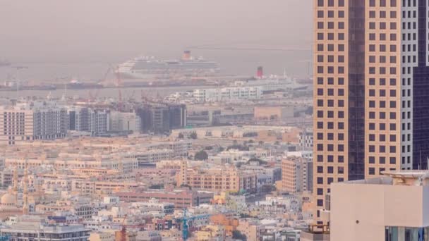 迪拜市中心附近的公寓楼和别墅的空中景观 背景上的海港 大不列颠及北爱尔兰联合王国 — 图库视频影像
