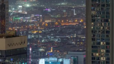 Şehir merkezindeki Dubai şehrindeki apartman ve villaların hava görüntüsü. Arka planda bir deniz limanı. Birleşik Arap Emirlikleri