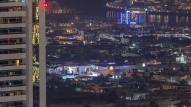 Şehir merkezindeki Dubai şehrindeki apartman ve villaların hava görüntüsü. Arka planda yapay ada. Birleşik Arap Emirlikleri