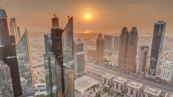 อาคารส งบนถนน Sheikh Zayed ในด ไบระยะเวลาทางอากาศ Uae กระฟ าในเขตการเง นระหว — วีดีโอสต็อก