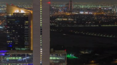 Bur Dubai ve Deira bölgeleri, ofis kulelerinin arkasındaki finans bölgesinden izleniyor. Dubai Deresi boyunca bulunan binalar.