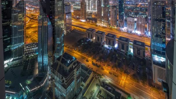 ドバイのシェイク ザイド ロードにある高層ビル群は アラブ首長国連邦のパノラマの時間経過に移行します 上から金融街の高層ビル 街歩きの家や別荘を背景に — ストック動画