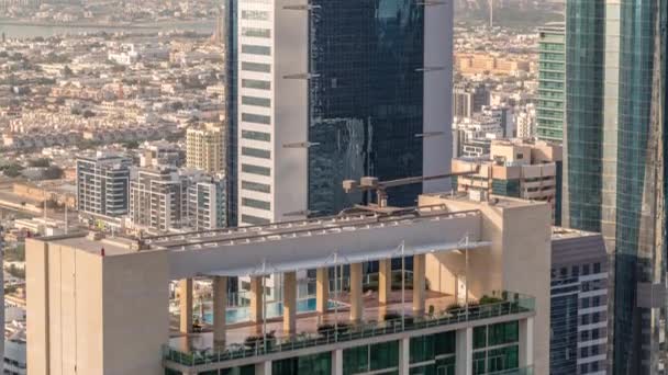 阿拉伯联合酋长国迪拜市谢赫扎耶德路附近摩天大楼顶部的屋顶游泳池 国际金融中心的塔楼及其后面的别墅 — 图库视频影像
