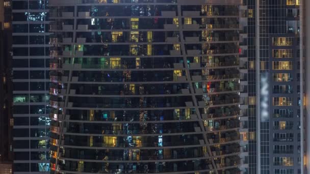 Ferestrele Clădirilor Rezidențiale Iluminate Timp Noapte Arhitectură Din Sticlă Clădire — Videoclip de stoc