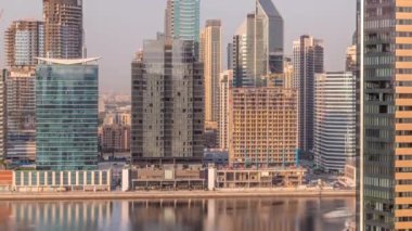 Dubai Business Bay ve şehir merkezinin havadan görüntüsü. Kanal zamanındaki çeşitli gökdelenler ve kuleler. Vinçli inşaat alanı