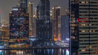 Dubai Business Bay ve şehir merkezinin havadan görüntüsü. Kanal boyunca çeşitli gökdelenler ve kuleler var. İnşaata kadar binalar