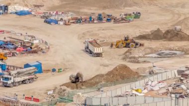 Apartman kompleksi zaman tüneli inşaatı için temel çukuru. Kazı makineleri, buldozerler ve kamyonlar olarak Dubai 'deki derin tesis ve kazılar