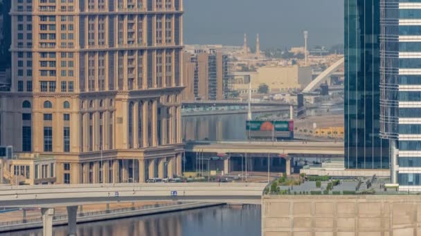 바이의 비즈니스 지역에 운하를 산책로 모스크 에서부터 다리들 아랍에미리트 공화국 — 비디오