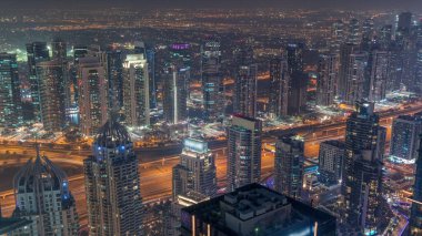 Şeyh Zayed Yolu yakınlarındaki JLT ve Dubai marina gökdelenleri. Aydınlatılmış konut binaları ve karayolu trafiği