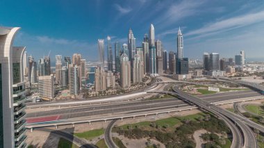 Panorama, Dubai Marina ve medya şehrini golf sahasında otoyol kavşağında spagetti kavşağı ile gösteriyor. En yüksek gökdelenler ve trafik. JLT bölgesinden hava üst görünümü