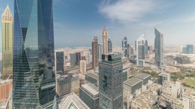 Panorama, Sheikh Zayed yolundaki Dubai 'deki finans merkezindeki birçok fütüristik gökdelenleri gösteriyor. Yukarıdan bulutlu hava görüntüsü