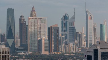 Gün doğumunda Dubai 'nin finans bölgesinde gökdelenler var. Business Bay bölgesinden birçok kuleye panoramik manzara